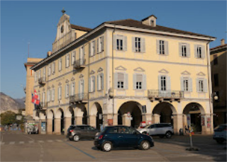 Vandali in azione, abbattute venti piante